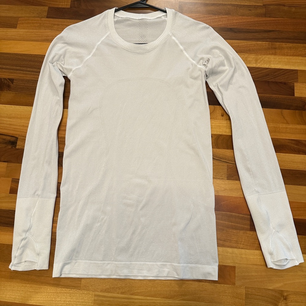 Lululemon swiftly tech 2.0 white with silver thread. Size 6